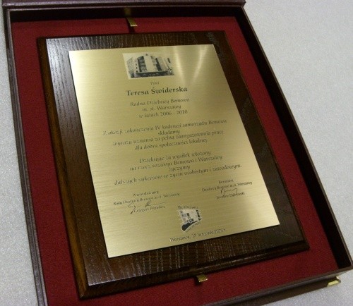 dyplom, dyplomy nr 129 Dyplom grawerowany w laminacie metalizowanym na desce jesionowej 25 x 20 cm w etui