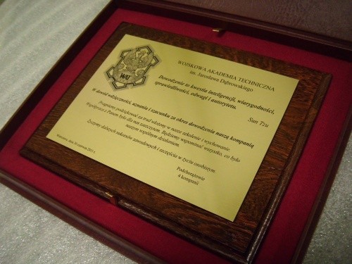 dyplom, dyplomy nr 147 Dyplom grawerowany w laminacie grawerskim metalizowanym na desce dbowej w etui
