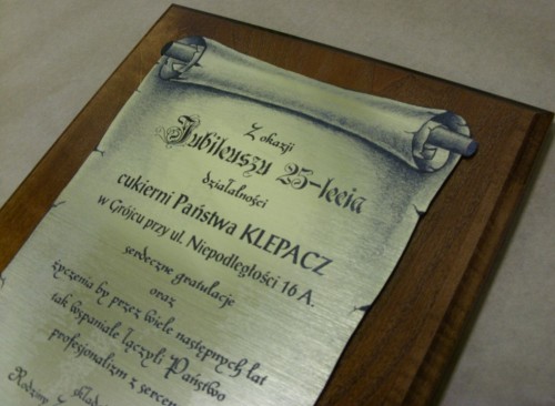 dyplom, dyplomy nr 167 Dyplom grawerowany na laminacie metalizowanym w formie zwoju na desce dbowej