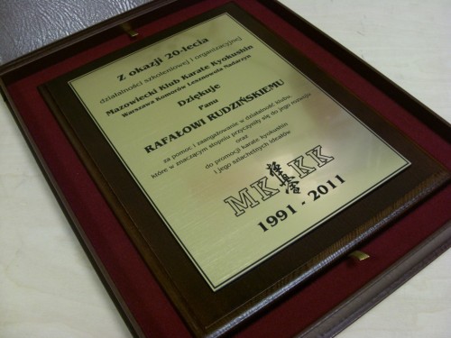 dyplom, dyplomy nr 202 Dyplom grawerowany w laminacie metalizowanym na desce jesionowej 30 x 22,5 cm w etui