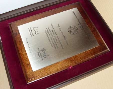 dyplom, dyplomy nr 82 Dyplom grawerowany w mosidzu szlifowanym srebrnym na desce dbowej w etui