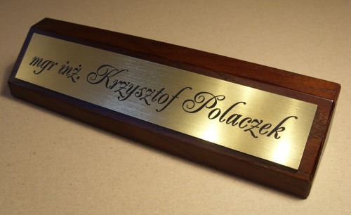 identyfikatory nr 13 Biurowy klocek wizytowy  ( drewno jesionowe ) -  tabliczka z laminatu metalizowanego grawerowana