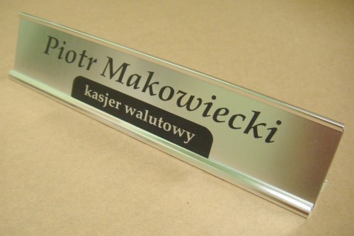 identyfikatory nr 17 Podstawka aluminiowa srebrna na biurko z tabliczk grawewrowan z laminatu grawerskiego
