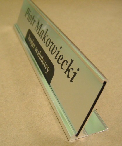 identyfikatory nr 18 Podstawka aluminiowa srebrna na biurko z tabliczką grawewrowaną z laminatu grawerskiego