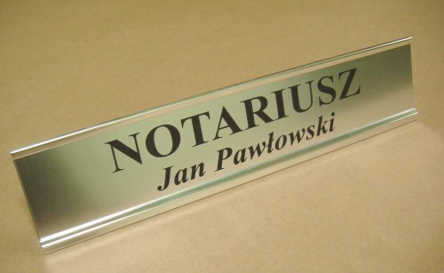 identyfikatory nr 21 Podstawka aluminiowa srebrna na biurko z tabliczką grawewrowaną z laminatu grawerskiego