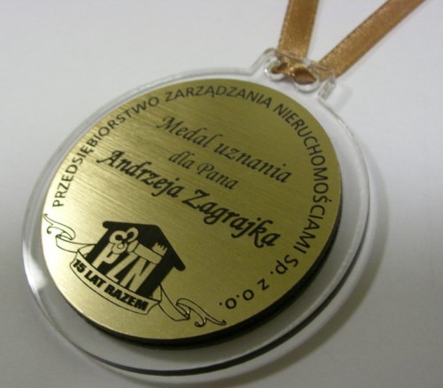 Pamitki, upominki nr 63 Medal grawerowany na laminacie metalizowanym na podkadzie z plexi bezbarwnej