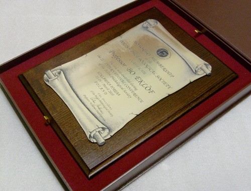 dyplom, dyplomy nr 108 Dyplom grawerowany w formie zwoju w metalizowanym laminacie grawerskim na desce jesionowej