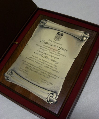 dyplom, dyplomy nr 111 Dyplom grawerowany w formie zwoju w metalizowanym laminacie grawerskim na desce jesionowej