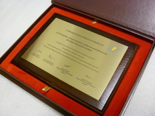 dyplom, dyplomy nr 119 Dyplom grawerowany w mosidzu szczotkowanym na podkadzie jesionowym 30 x 22,5 cm w etui