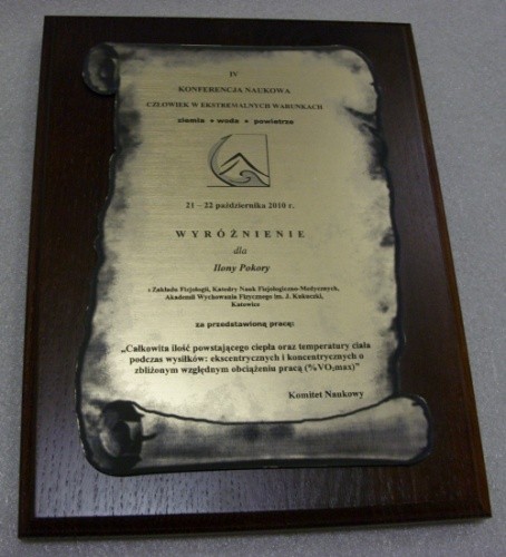 dyplom, dyplomy nr 121 Dyplom grawerowany w formie zwoju w metalizowanym laminacie grawerskim na desce jesionowej