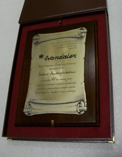 dyplom, dyplomy nr 122 Dyplom grawerowany na laminacie metalizowanym w formie zwoju na desce dbowej