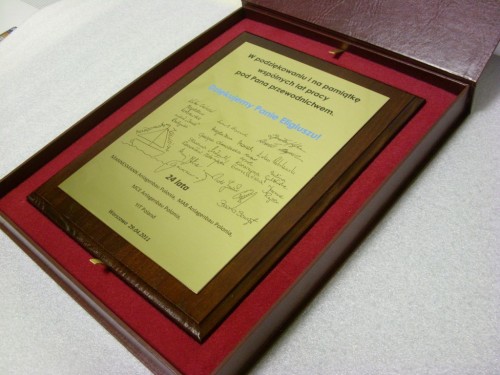 dyplom, dyplomy nr 157 Dyplom grawerowany w mosidzu szlifowanym na desce dbowej w etui