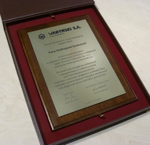 dyplom, dyplomy nr 214 Dyplom grawerowany w laminacie grawerskim metalizowanym na desce dbowej w etui