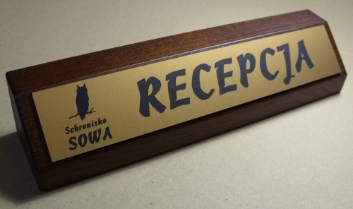 identyfikatory nr 11 Biurowy klocek wizytowy  ( drewno jesionowe ) -  tabliczka z laminatu metalizowanego grawerowana