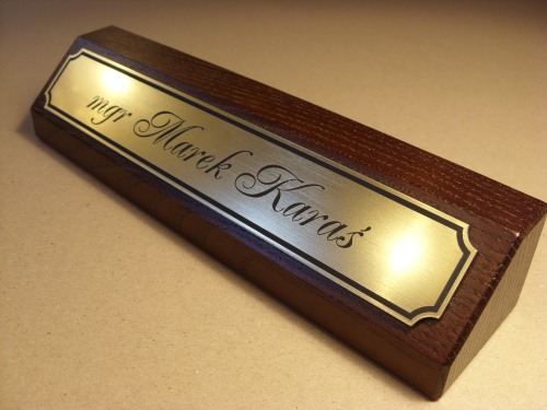 identyfikatory nr 14 Biurowy klocek wizytowy  ( drewno jesionowe ) -  tabliczka z laminatu metalizowanego grawerowana