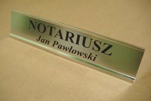 identyfikatory nr 22 Podstawka aluminiowa srebrna na biurko z tabliczk grawewrowan z laminatu grawerskiego