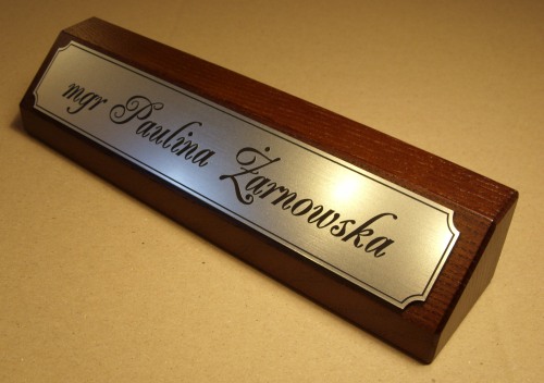 identyfikatory nr 9 Biurowy klocek wizytowy  ( drewno jesionowe ) -  tabliczka z laminatu metalizowanego grawerowana