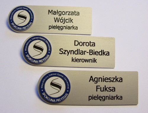 identyfikatory nr 30 Identyfikatory grawerowane w aluminium anodowanym srebrny mat  - logo jako nakadka z laminatw